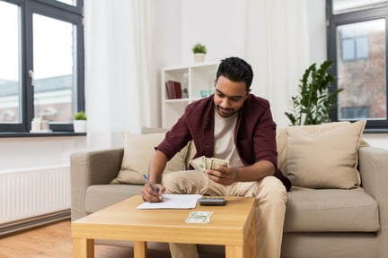 man counting money for 30 day money saving challenge